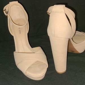 Size 7M Gianni bini heels